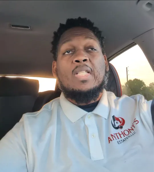 Anthony Boistic, recording a video review from his car